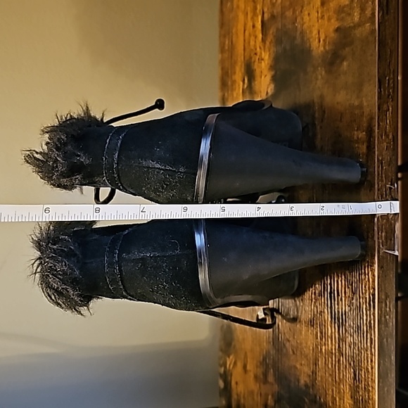 Michael Kors women black suede platform boots with faux fur trim - Picture 6 of 7